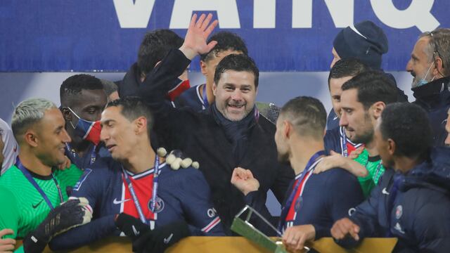 El murpense se mezcló con los futbolistas a la hora de alzar el trofeo tras la victoria sobre Marsella. (AP)