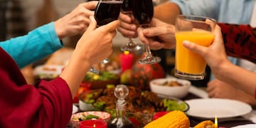 Guía práctica para evitar los excesos de comida y bebida en las fiestas de fin de año. (Freepik)
