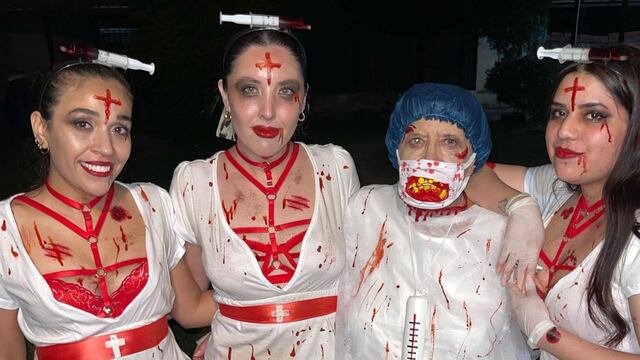 La abuela "Charo" disfrazada en la fiesta de Halloween con su nieta y sus amigas.
