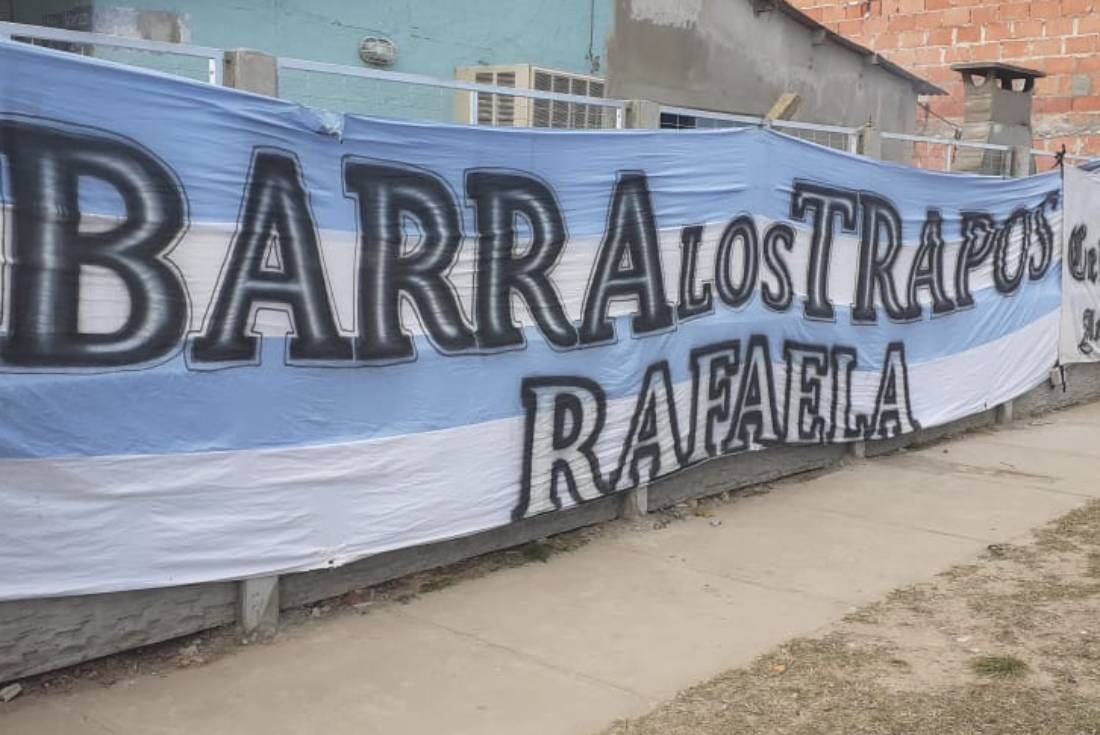 La Barra de los trapos, la hinchada de Atlético de Rafaela, organizó una olla popular en el barrio 2 de abril