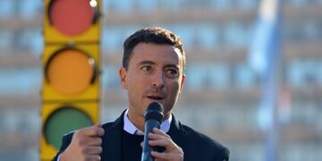 Rodrigo De Loredo, candidato a Intendente de la ciudad de Córdoba, fue interrumpido en medio de un acto por una vecina.