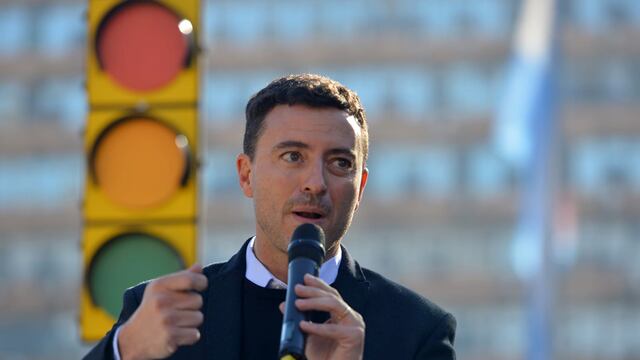 Rodrigo De Loredo, candidato a Intendente de la ciudad de Córdoba, fue interrumpido en medio de un acto por una vecina.