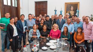 El gobernador Carlos Sadir recibió a dirigentes de sindicatos estatales y privados de la provincia, para dialogar sobre la situación particular de cada sector.