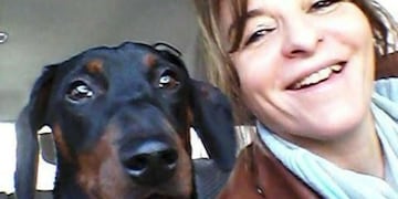 Silvia Colleti junto a Dharma, su perra salchicha que está enferma.