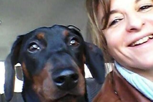 Silvia Colleti junto a Dharma, su perra salchicha que está enferma.