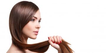 Según un usuario de TikTok, el agua de arroz sirve para dejar el pelo brillante.