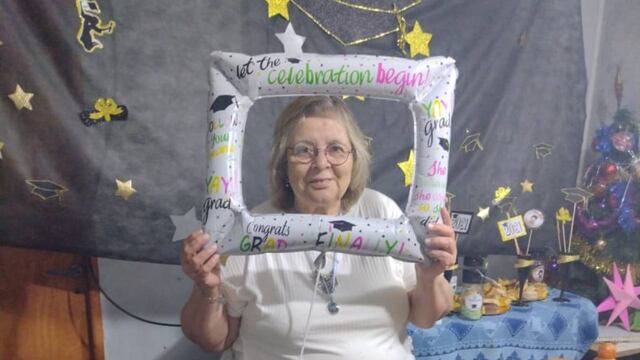 Familiares de Mirta le hicieron una fiesta el día que terminó la escuela
