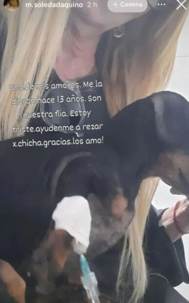 Soledad Aquino y su mascota.