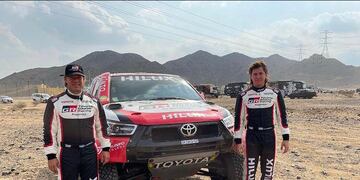 Juan Cruz Yacopini junto a su padre en el Rally Dakar 2021