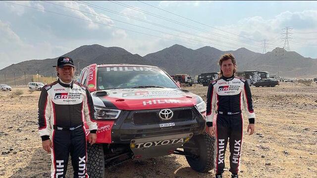 Juan Cruz Yacopini junto a su padre en el Rally Dakar 2021