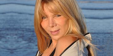 A los 68 años, la "Bebota" Adriana Brodsky reapareció con un vestido mega ajustado rojo pasión