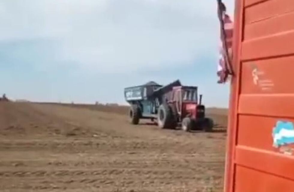 Ingenio 100% cordobés: el curioso método para “lavar la ropa” en medio del campo