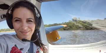 Andrea María Eugenia Iacik de la ciudad de Neuquén es la primer piloto mujer de hidroaviones.