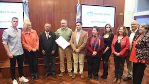 Raúl Marín, al centro, acompañado por integrantes de la Cámara de Diputados y directivos del Nacional 1, en el acto de recordación y reconocimiento al profesor Oscar Marín.
