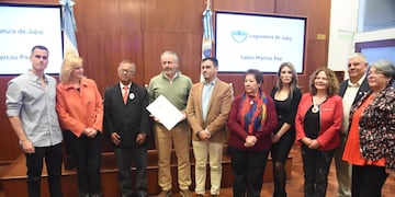 Raúl Marín, al centro, acompañado por integrantes de la Cámara de Diputados y directivos del Nacional 1, en el acto de recordación y reconocimiento al profesor Oscar Marín.