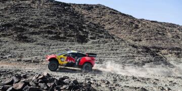 Loeb, avanzando en la cuarta etapa del Dakar 2024, que ganó con su prototipo Hunter del equipo BRX.