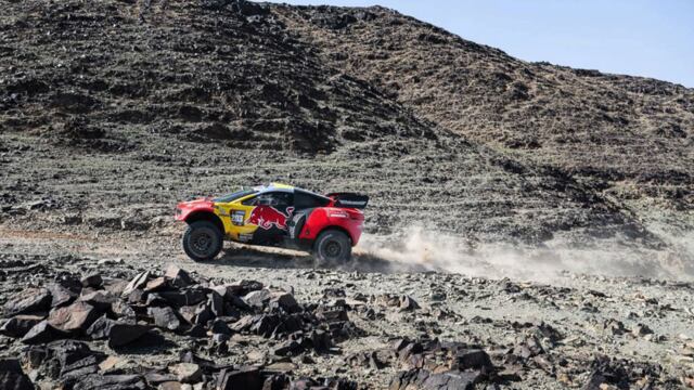 Loeb, avanzando en la cuarta etapa del Dakar 2024, que ganó con su prototipo Hunter del equipo BRX.