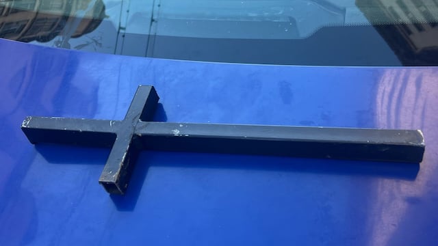 La cruz de hierro mide 50 centímetros de largo.