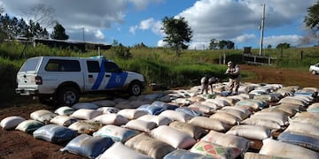 Constataron 167 bultos con 8.350 kilos de maíz que pretendían ser exportados sin pasar por los controles aduaneros.