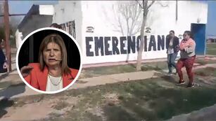 Tenso momento: Patricia Bullrich visitó el barrio Emerenciano en Chaco y no la dejaron pasar.