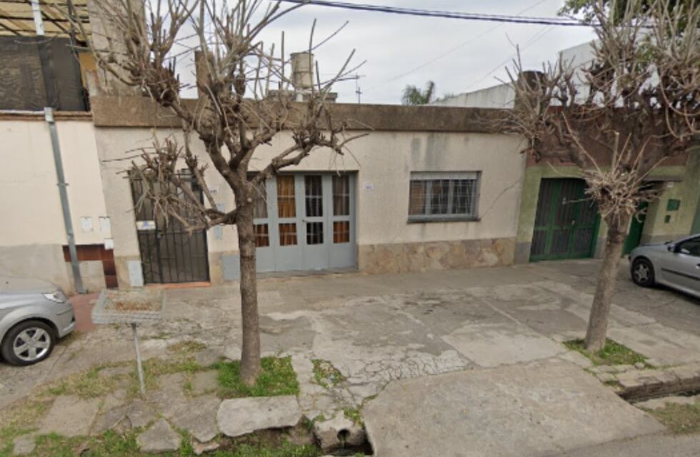 Impactante choque en Rosario: un auto sin control se incrustó en el frente de una casa