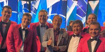 El grupo santafesino compartió el set de filmación con el ex "Casado con Hijos". (@lospalmerasoficial)