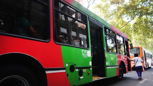 Un hombre que se creía que estaba dormido murió mientras viajaba en un colectivo de la Línea 66.