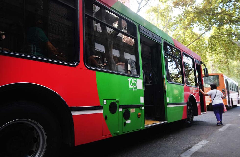 Insólito: un hombre viajó 15 kilómetros “dormido” en un colectivo, pero estaba muerto