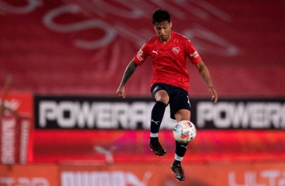 El puntaltense Domingo Blanco se hace dueño del medio en el Independiente puntero