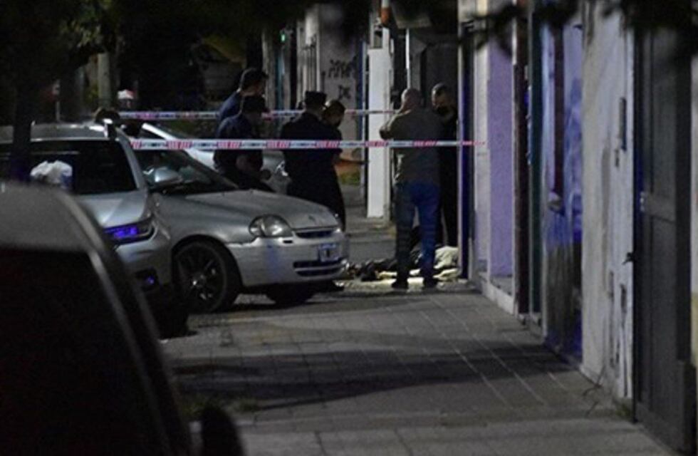 Un ladrón asaltó a dos ancianos, se disparó accidentalmente y murió