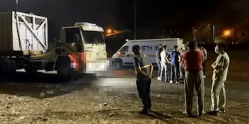 El cuerpo de la víctima quedó bajo las ruedas del camión.