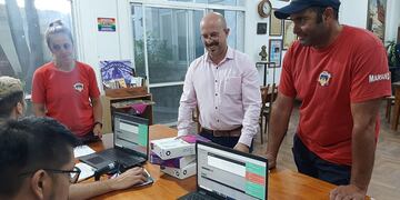 Bomberos de Pehuen Co recibieron tablets por gestiones del ENACOM.