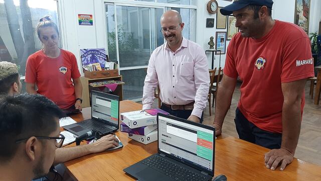 Bomberos de Pehuen Co recibieron tablets por gestiones del ENACOM.