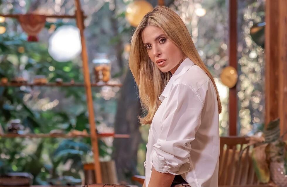 Jésica Cirio posó sobre la cama con un conjunto de encaje rojo y causó furor en las redes