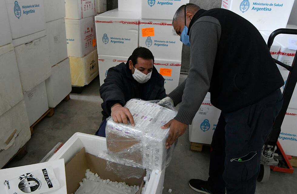 Este lunes llegaron al país casi dos millones de vacunas de AstraZeneca y Sinopharm