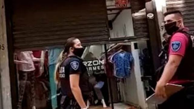 El momento en el que rescatan a la chica abusada en Balvanera. (Captura)