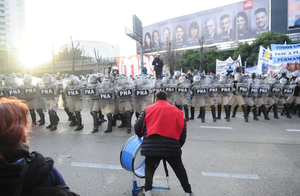 Más de cinco horas de corte en Puente Pueyrredón: trabajadores tercerizados reclamaron ser reincorporados
