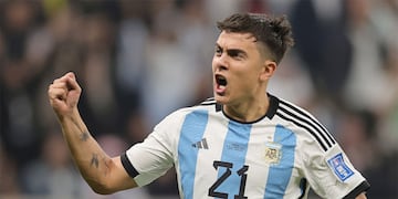 Lusail (Qatar), 18/12/2022.- Paulo Dybala of Argentina celebrates scoring during the penalty shoot-out of the FIFA World Cup 2022 Final between Argentina and France at Lusail stadium, Lusail, Qatar, 18 December 2022. (Mundial de Fútbol, Francia, Estados Unidos, Catar) EFE/EPA/Friedemann Vogel