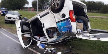 Totalmente dado vuelta. Así quedó el Fiat Cubo que volcó en la ruta E-53.
