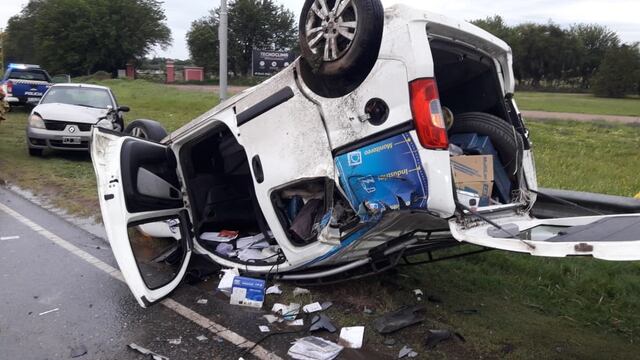 Totalmente dado vuelta. Así quedó el Fiat Cubo que volcó en la ruta E-53.