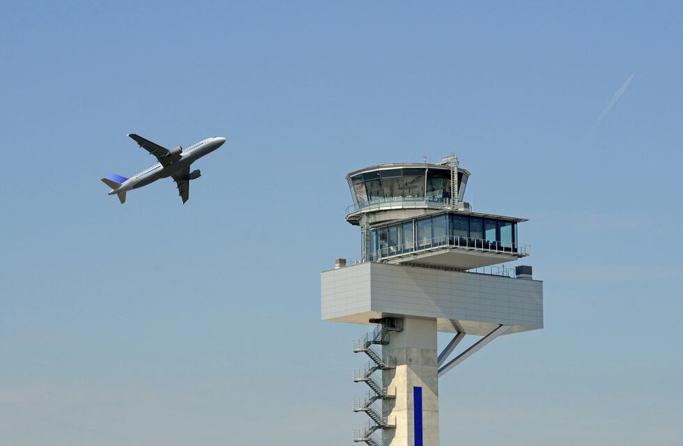 Aterrizaje accidentado en Sauce Viejo: un avión dio vueltas casi una hora porque no recibía señal de la torre de control