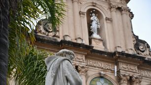 En primer plano la escultura de San Francisco de Asís; arriba en el frontispicio del edificio, la imagen de la Virgen María, ambas talladas en mármol de Carrara y valiosas piezas patrimoniales que se atesora en la capital jujeña.
