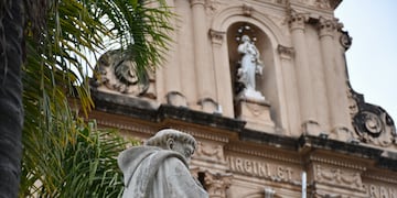 En primer plano la escultura de San Francisco de Asís; arriba en el frontispicio del edificio, la imagen de la Virgen María, ambas talladas en mármol de Carrara y valiosas piezas patrimoniales que se atesora en la capital jujeña.