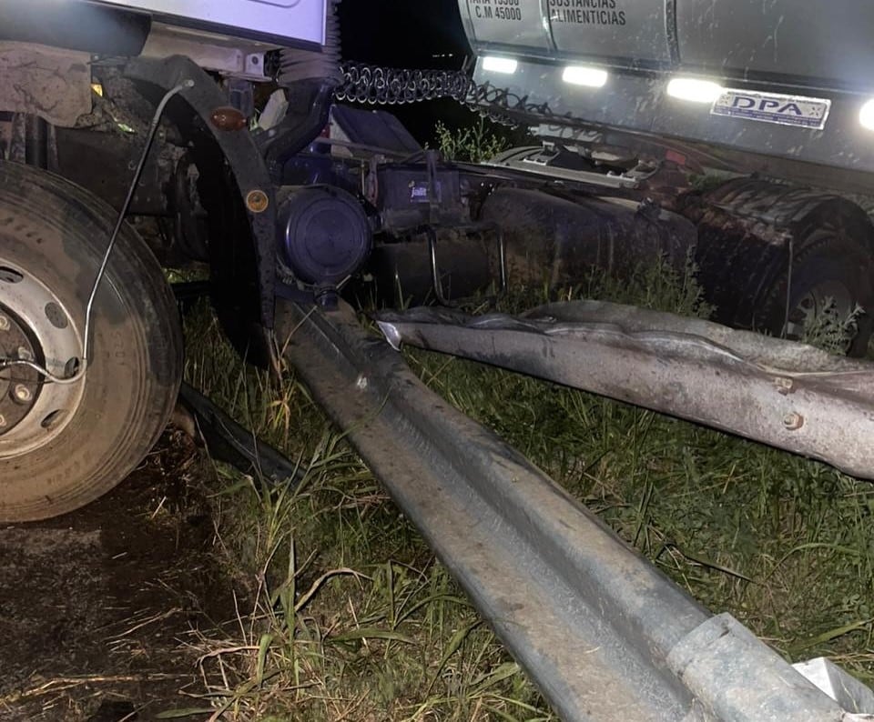 En la madrugada de Arroyito sobre autovía 19, un camión cisterna colisionó contra un guardarrail