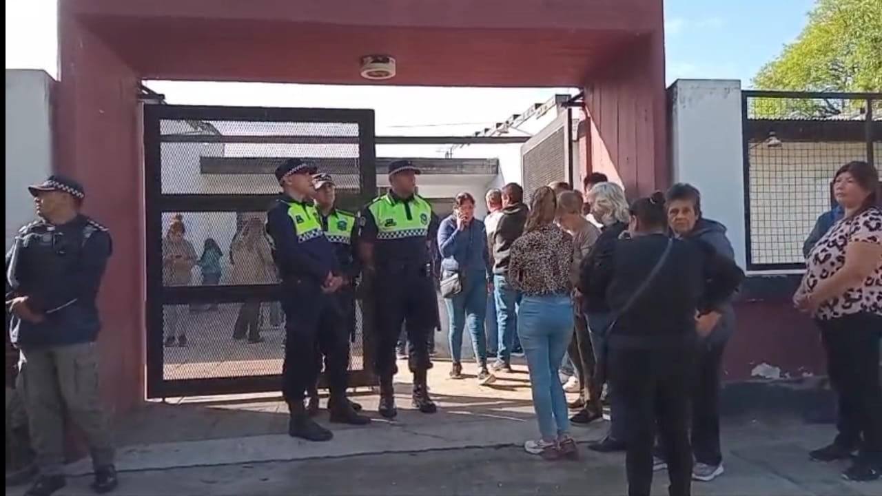 La Escuela 29 de agosto, en Juan Bautista Alberdi, ya abrió sus puertas a los votantes. (Foto Vía Tucumán)