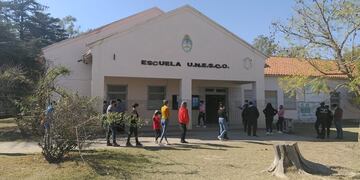 En el colegio UNESCO, autoridades debieron reponer boletas, luego de que un votante robara todas las que se encontraban en el cuarto oscuro.