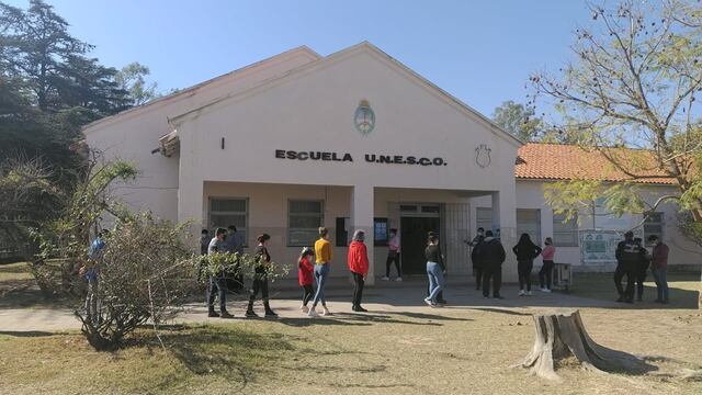 En el colegio UNESCO, autoridades debieron reponer boletas, luego de que un votante robara todas las que se encontraban en el cuarto oscuro.