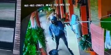 La mujer enfrentó al ladrón por sus propios medios