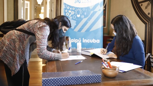 Una de las emprendedoras adjudicatarias suscribe el crédito otorgado por la Municipalidad de Maipú. Gentileza MM