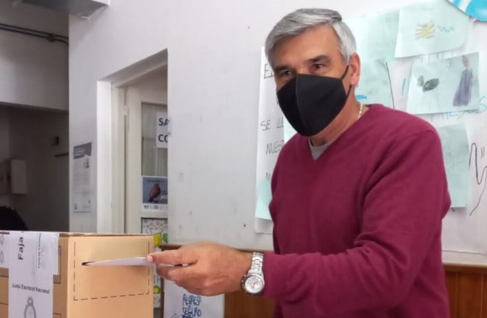 Elecciones 2021 en Tres Arroyos: Carlos Ávila votó en Claromecó